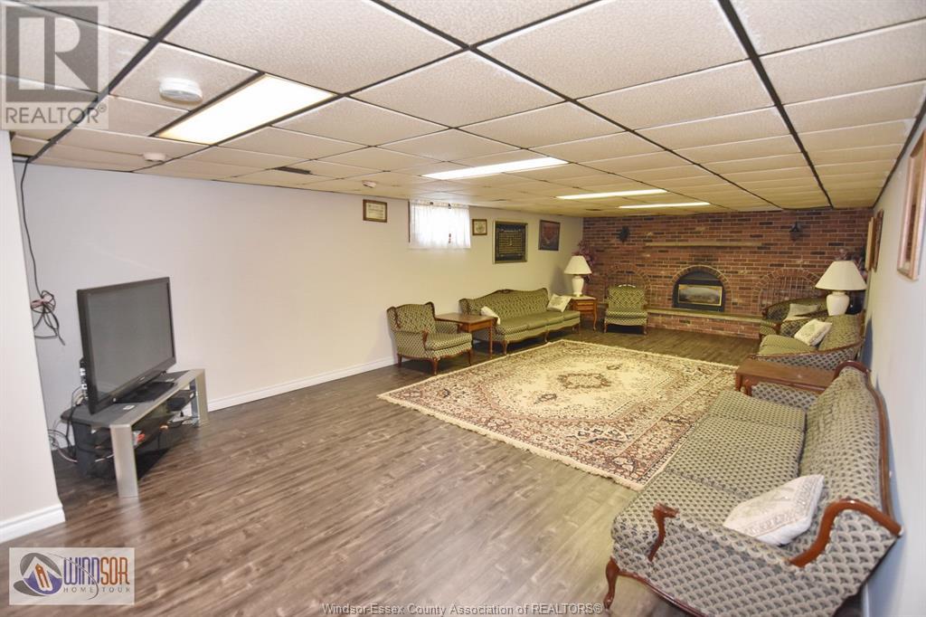 Photo 31 of 1464 Roxborough, Windsor ON