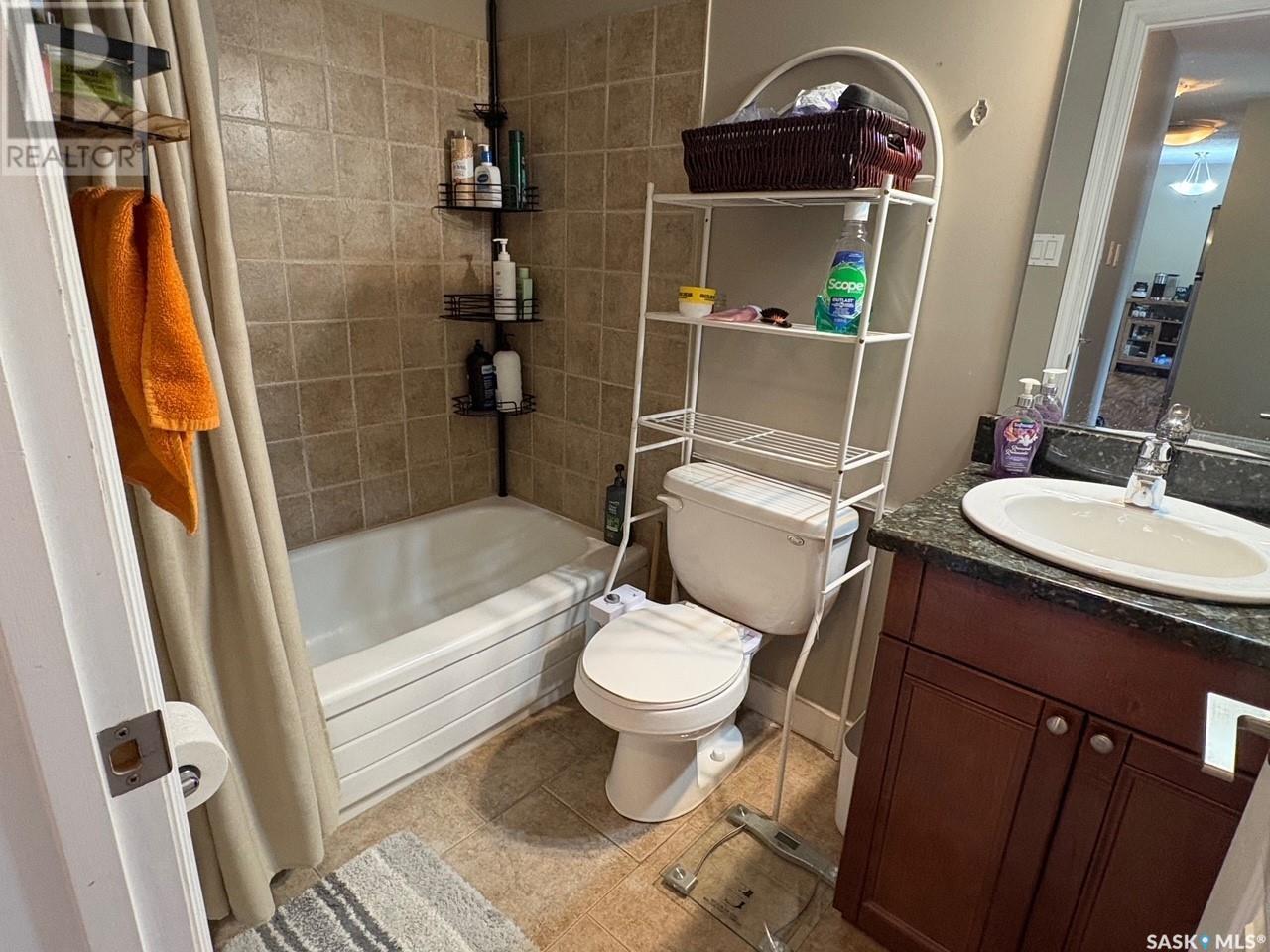 Photo 3 of 10 176 Acadia Court, Saskatoon SK