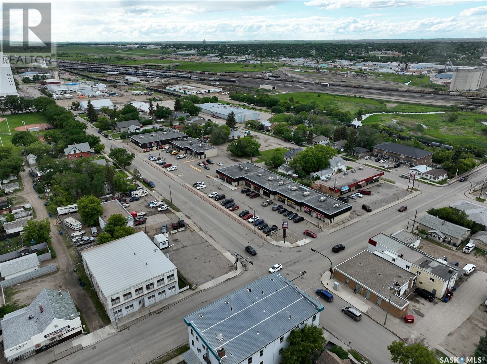 Photo 8 of 401 Lillooet Street W, Moose Jaw SK