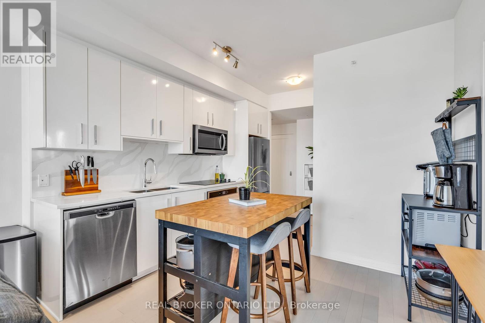 Photo 2 of 802 805 Carling Avenue, Ottawa ON