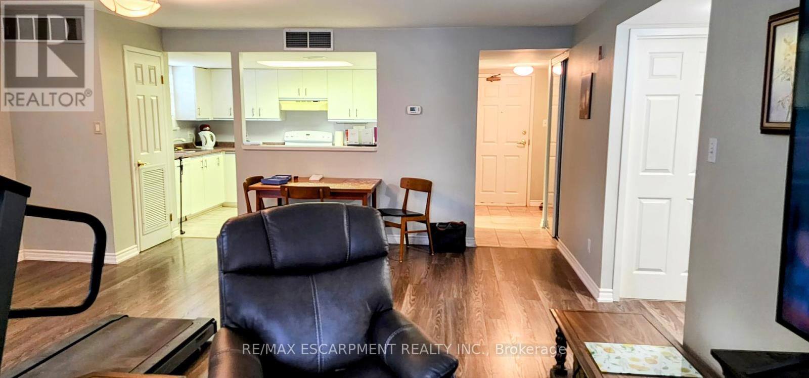 Photo 8 of 204 19 Lake Avenue S, Hamilton ON