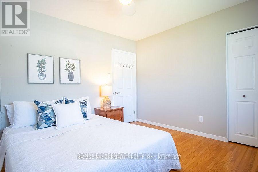 Photo 32 of 516 Falgarwood Drive, Oakville ON