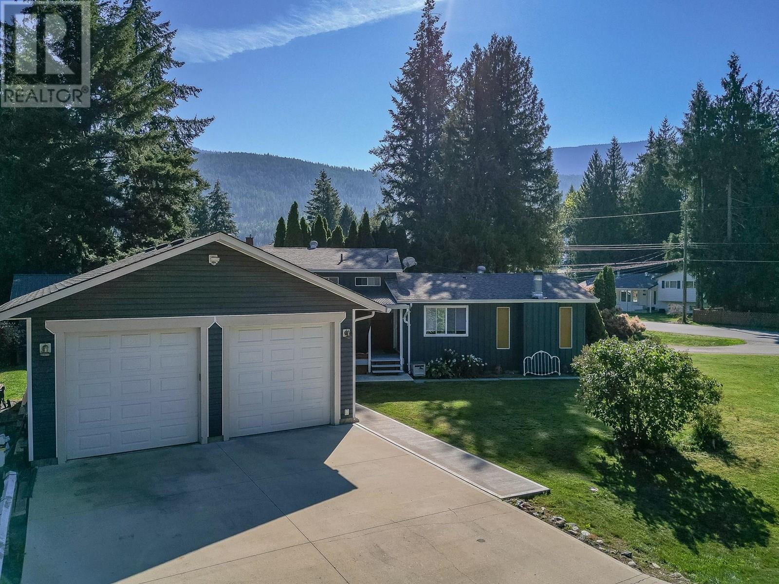 602 Maple Street, Sicamous