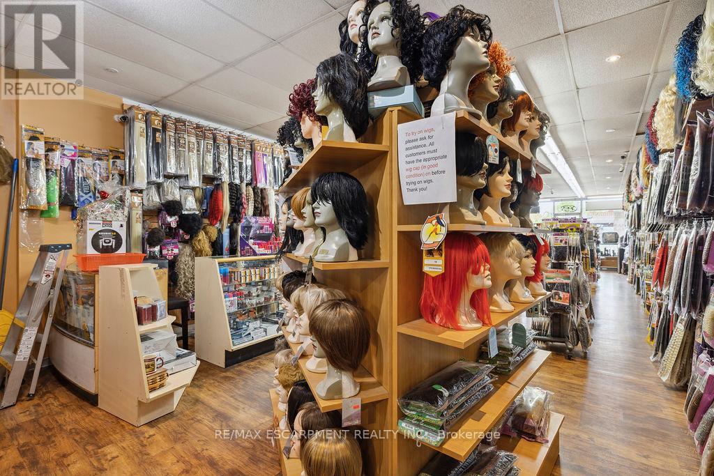 Photo 3 of 952 Upper Wellington Street, Hamilton ON