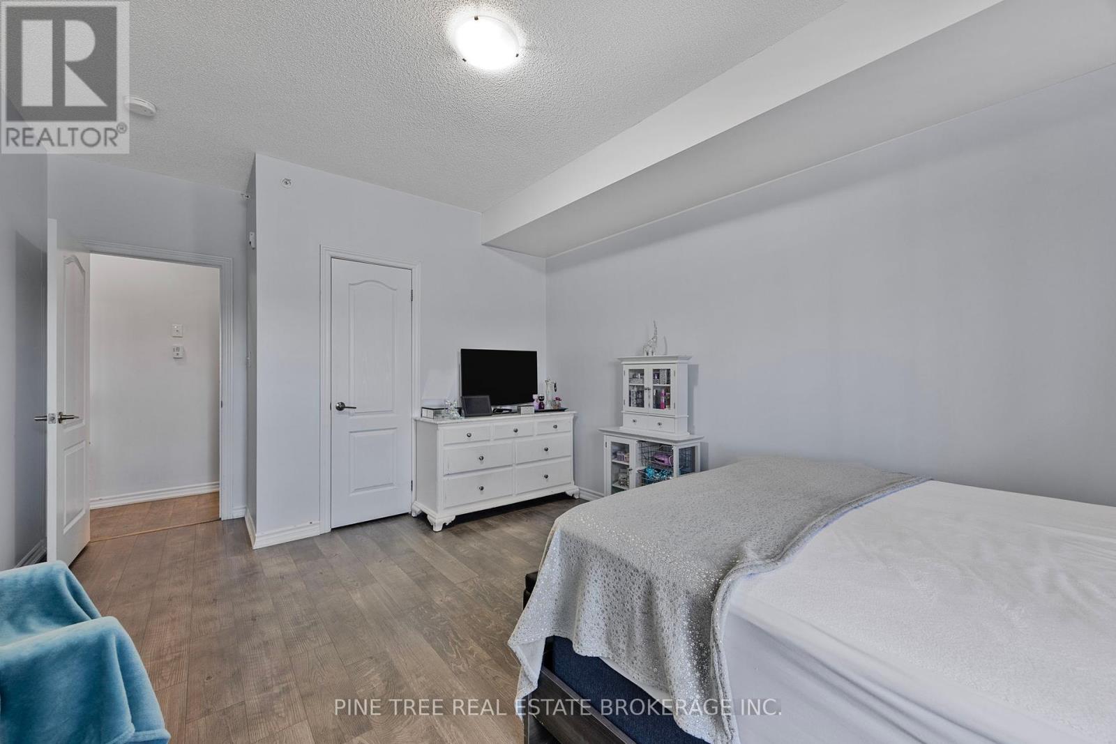Photo 7 of 205 720 Yonge Street, Barrie ON