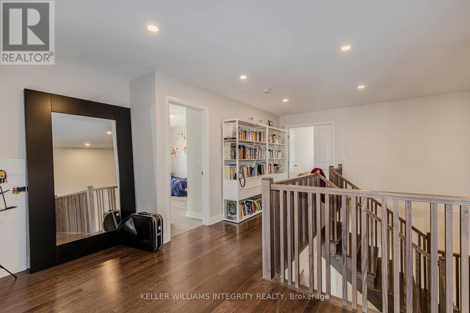 https://ddfcdn.realtor.ca/listing/TS638851823822230000/reb76/highres/9/x12210799_31.jpg