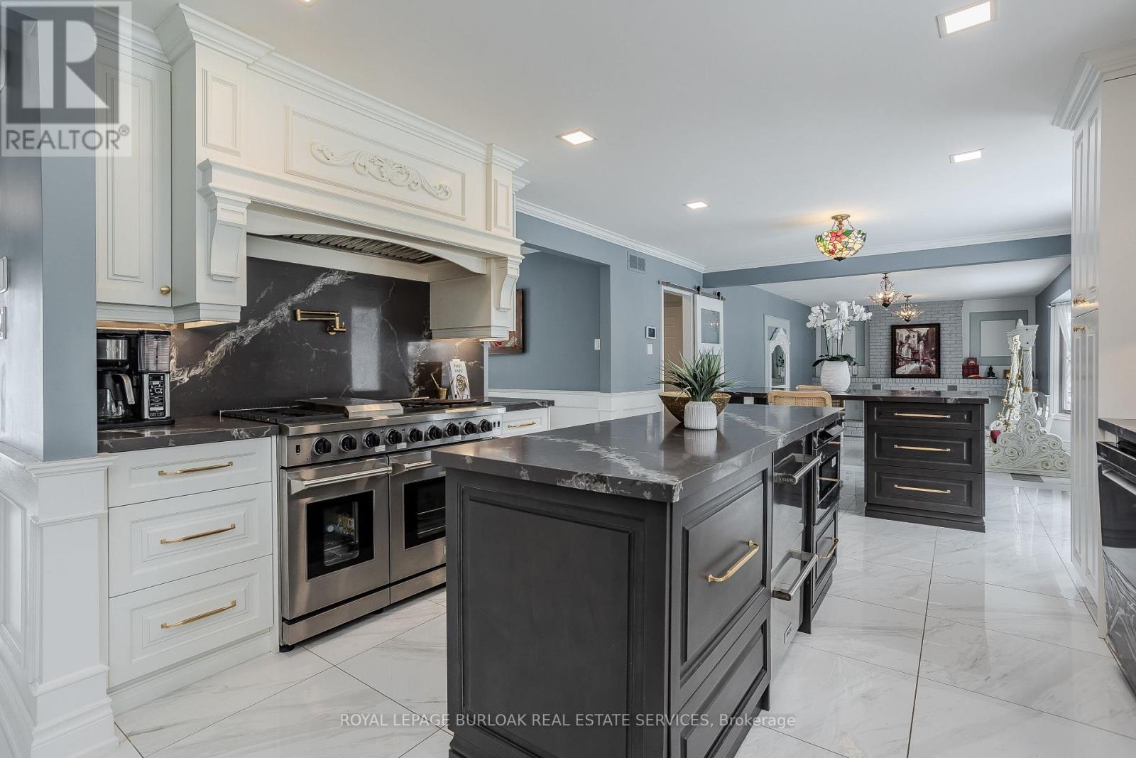 Photo 21 of 10 Karendale Crescent, Hamilton ON
