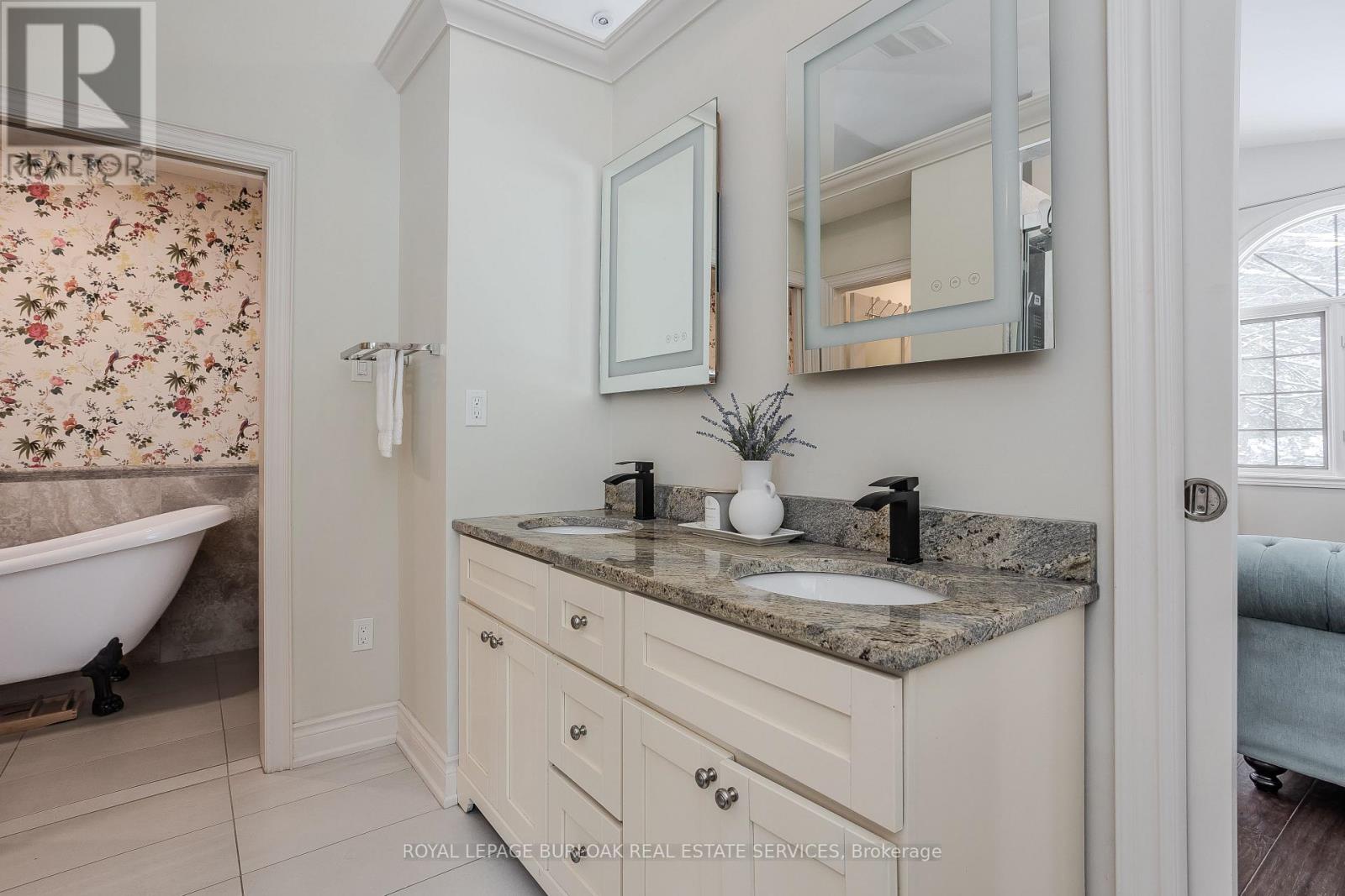 Photo 33 of 10 Karendale Crescent, Hamilton ON