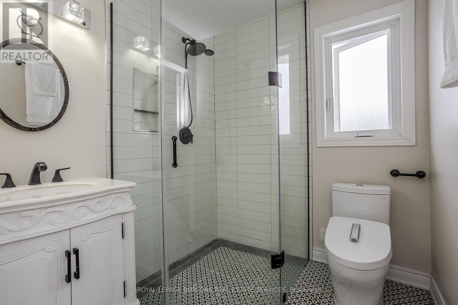 Photo 35 of 10 Karendale Crescent, Hamilton ON