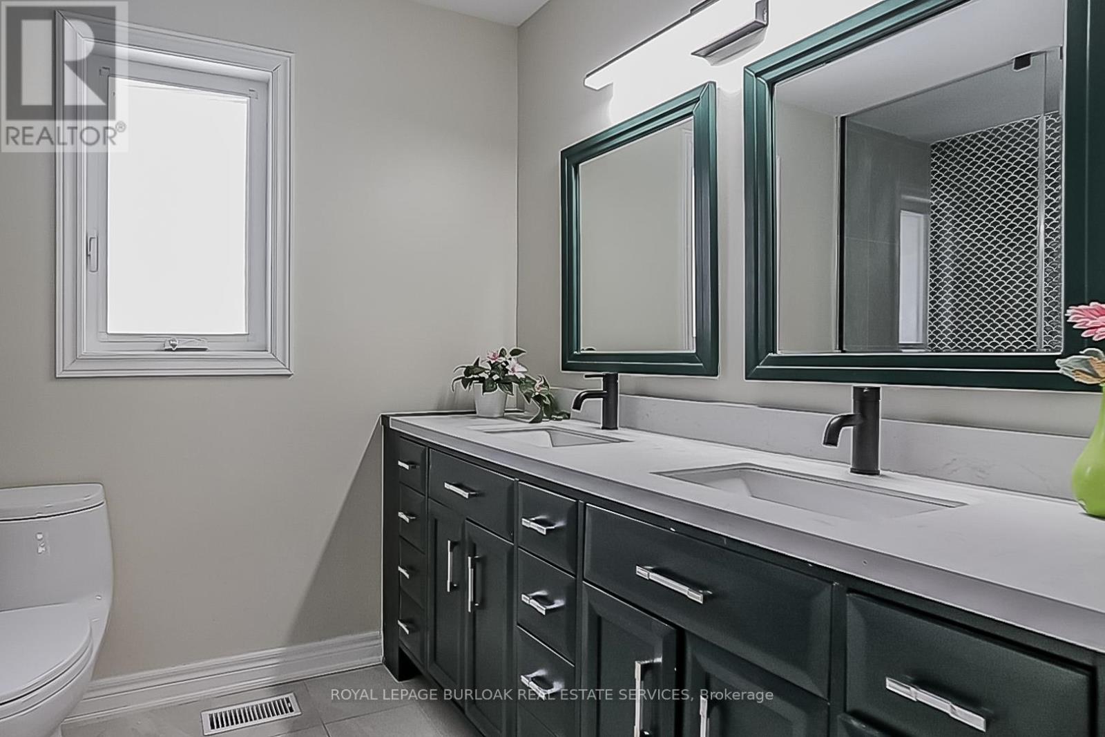 Photo 38 of 10 Karendale Crescent, Hamilton ON