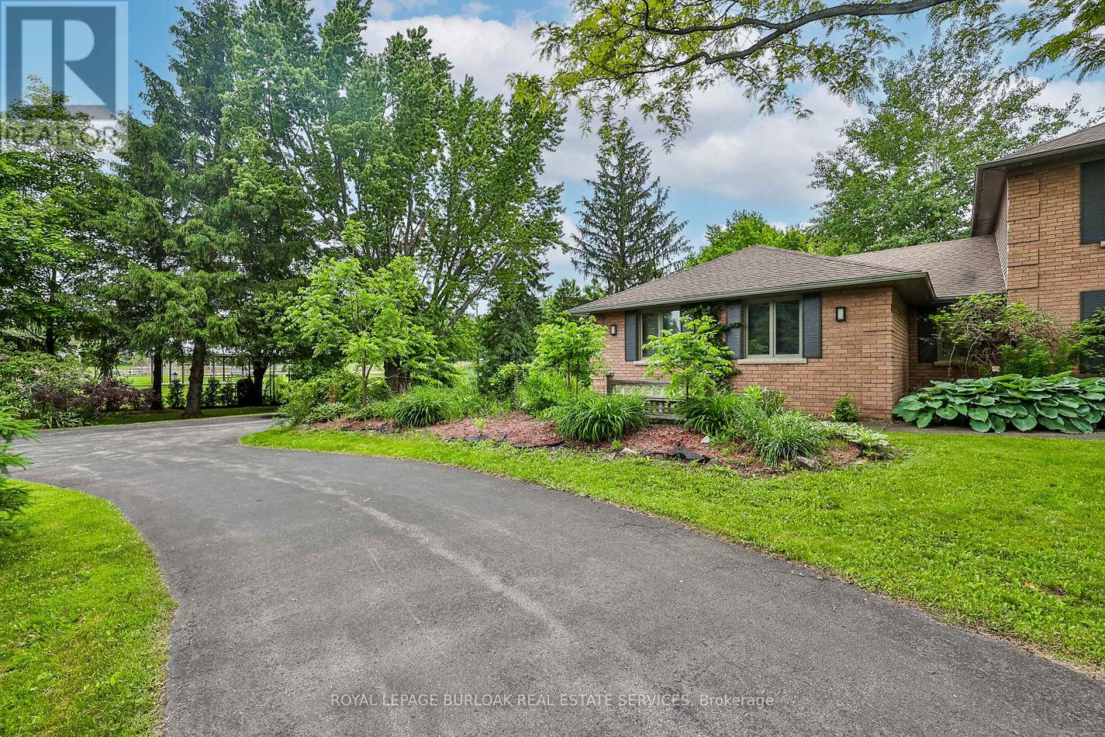 Photo 43 of 10 Karendale Crescent, Hamilton ON
