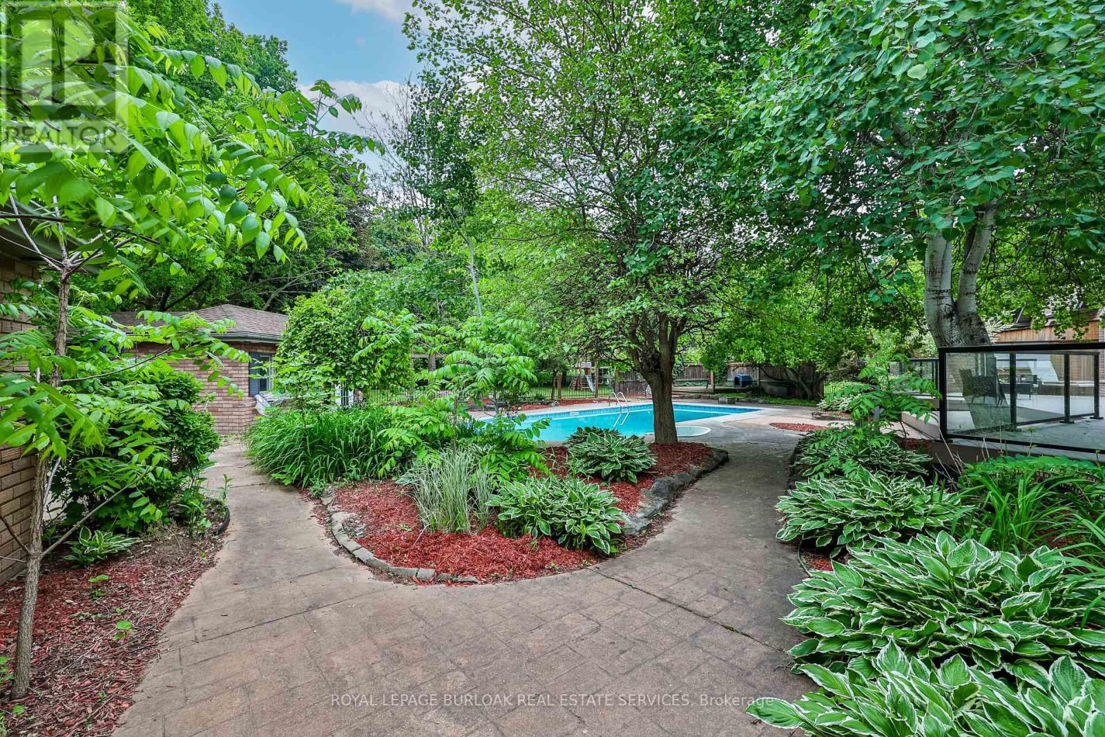 Photo 45 of 10 Karendale Crescent, Hamilton ON