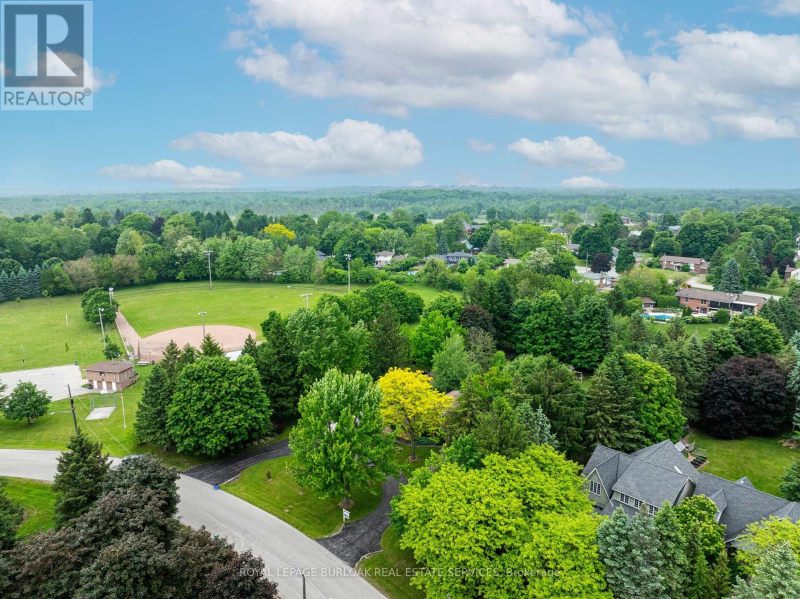 Photo 46 of 10 Karendale Crescent, Hamilton ON