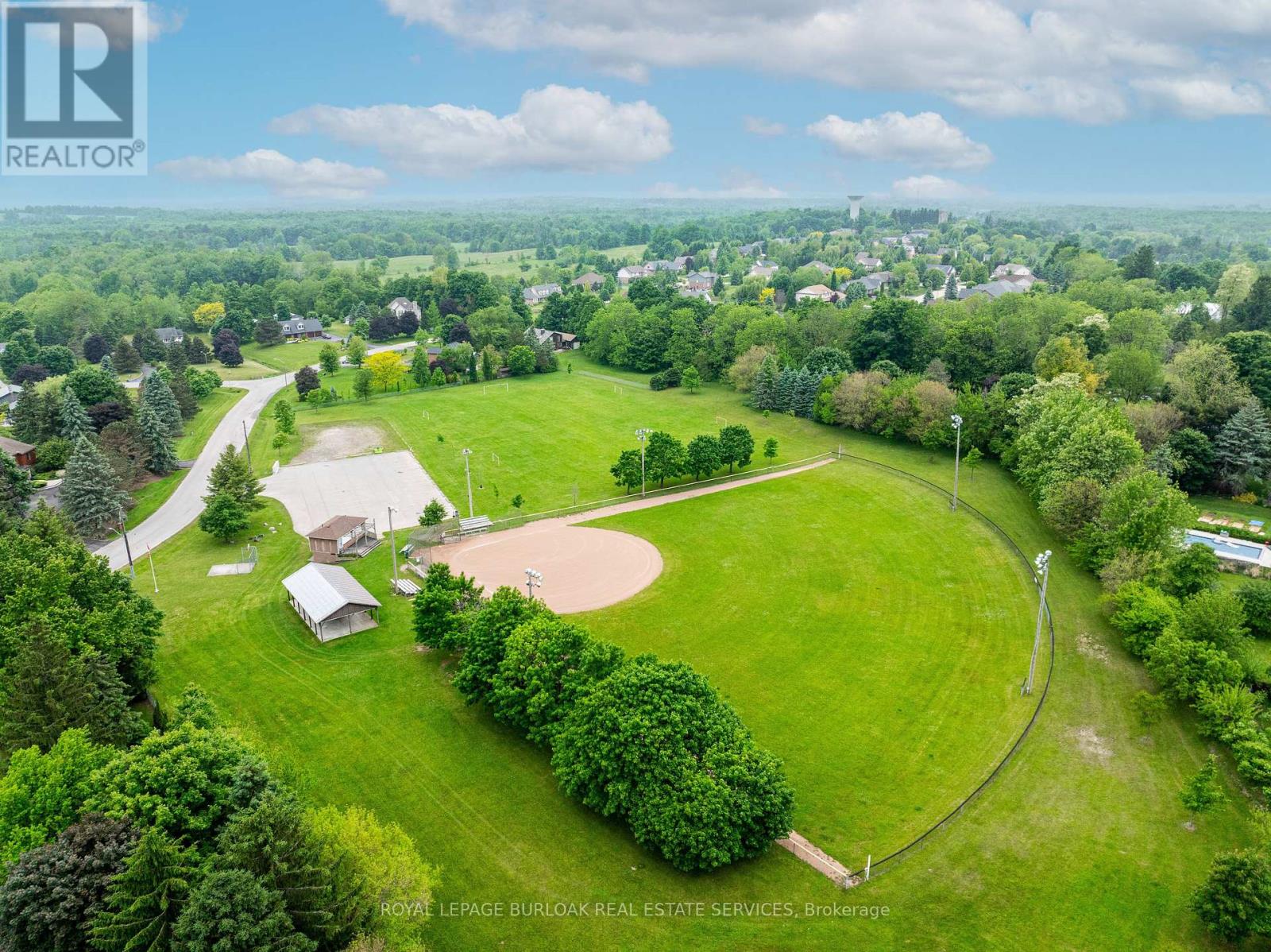 Photo 47 of 10 Karendale Crescent, Hamilton ON