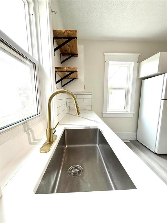 Photo 5 of 672 Machray Avenue, Winnipeg MB
