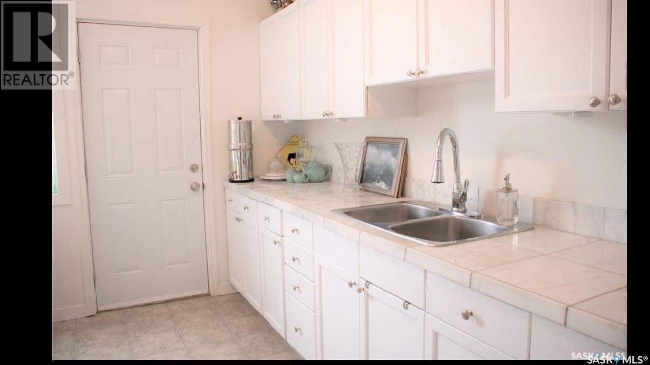 Photo 8 of 1565 Robinson Street, Regina SK