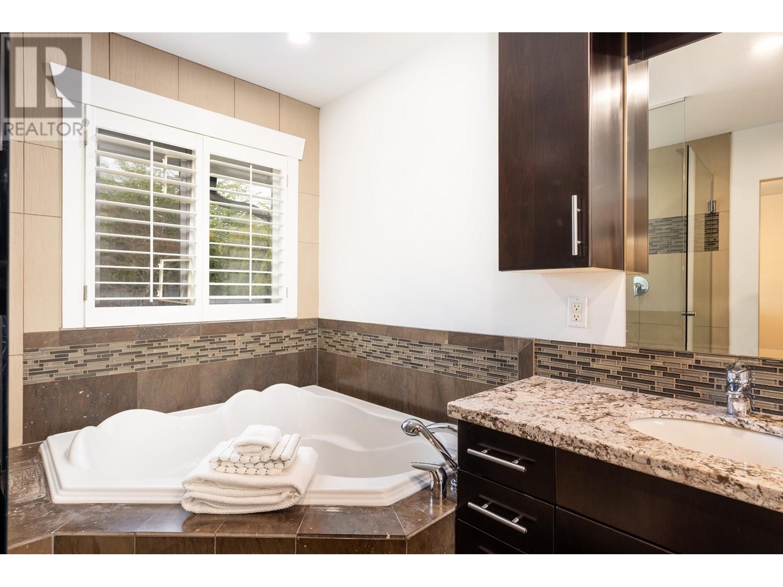 Photo 32 of 463 Beachview Drive, North Vancouver BC