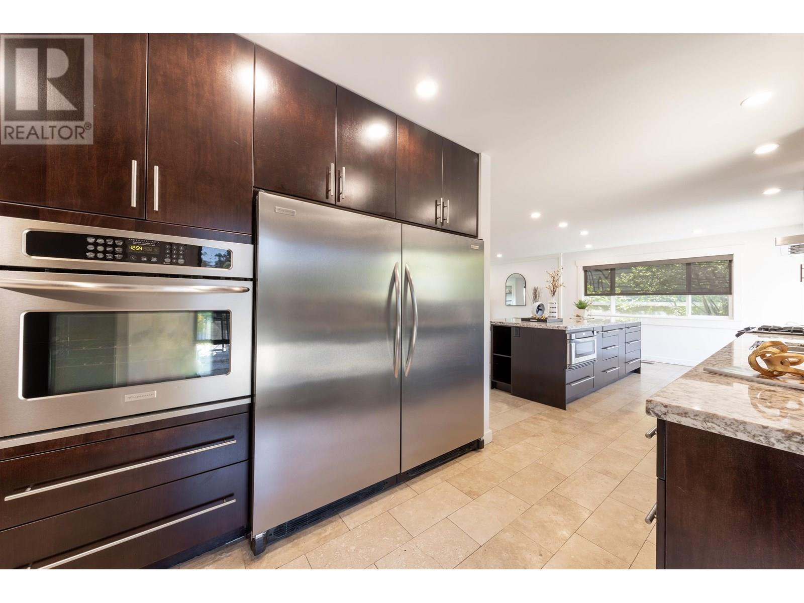 Photo 3 of 463 Beachview Drive, North Vancouver BC