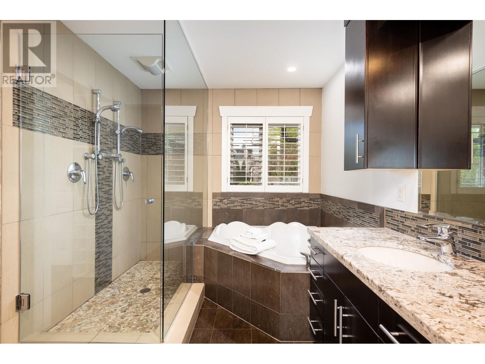 Photo 12 of 463 Beachview Drive, North Vancouver BC