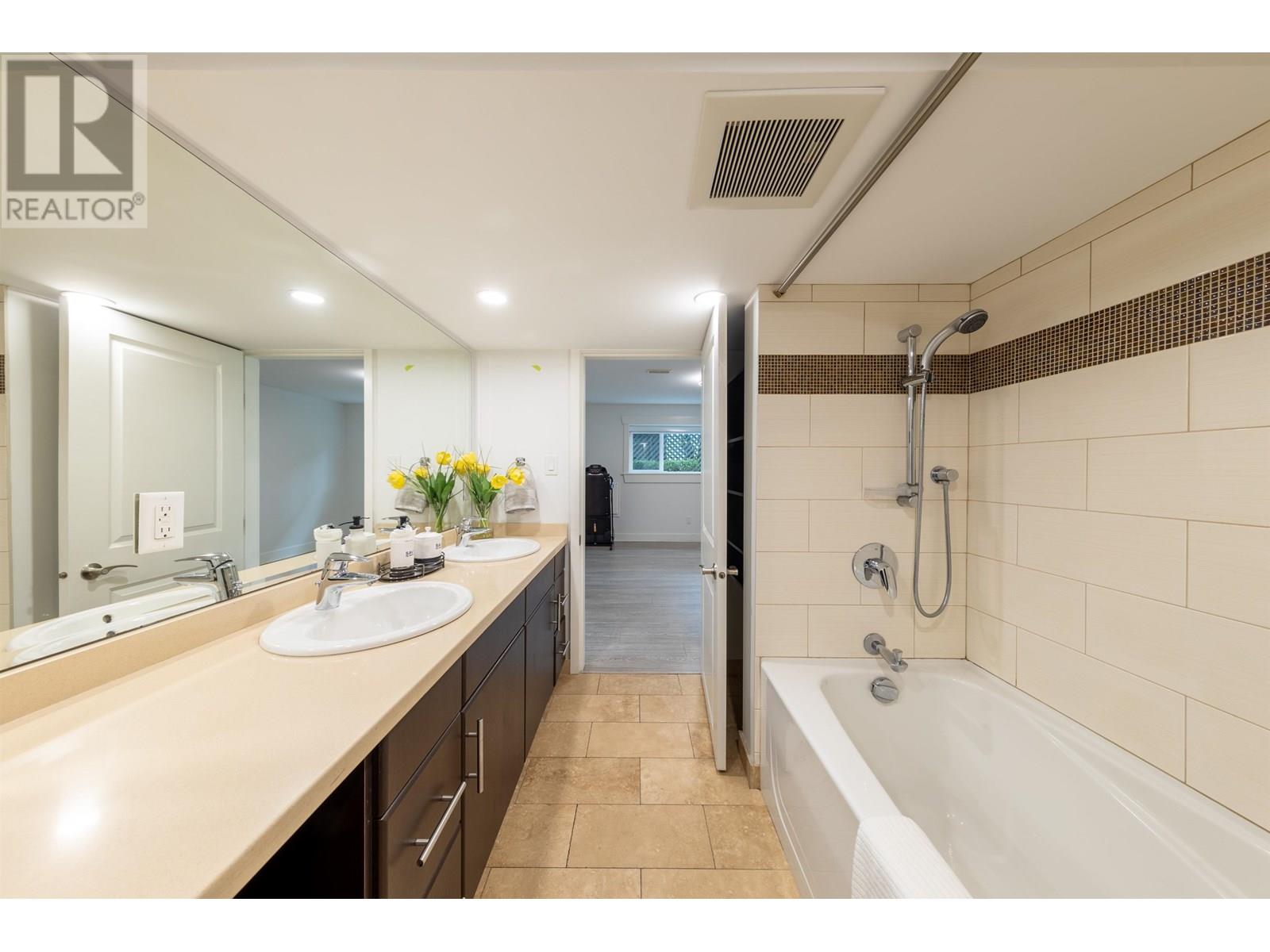 Photo 6 of 463 Beachview Drive, North Vancouver BC