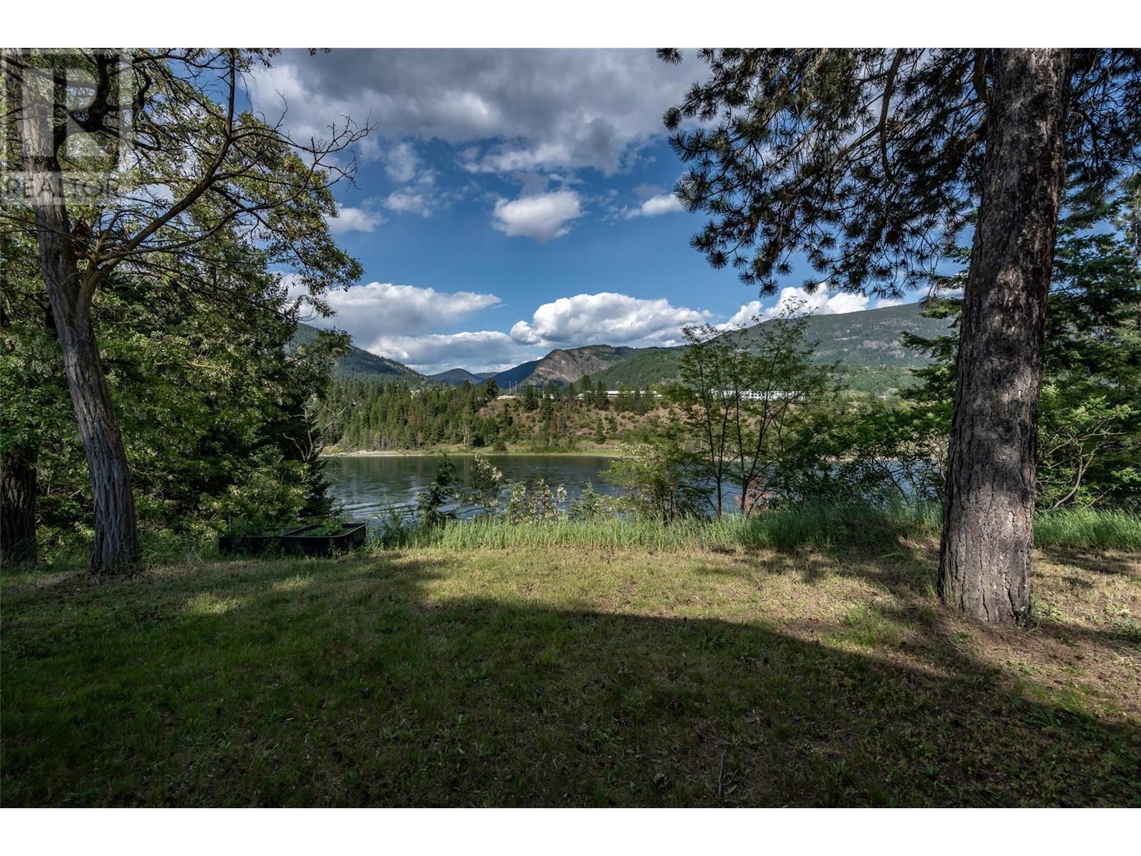  1451 Columbia Avenue, Castlegar