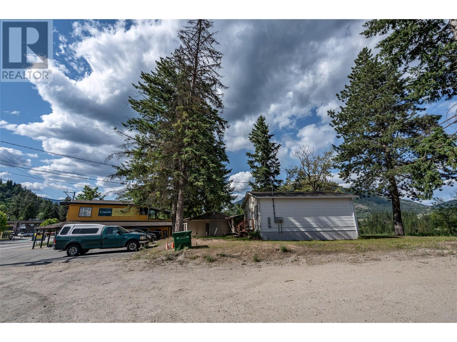  1451 Columbia Avenue, Castlegar