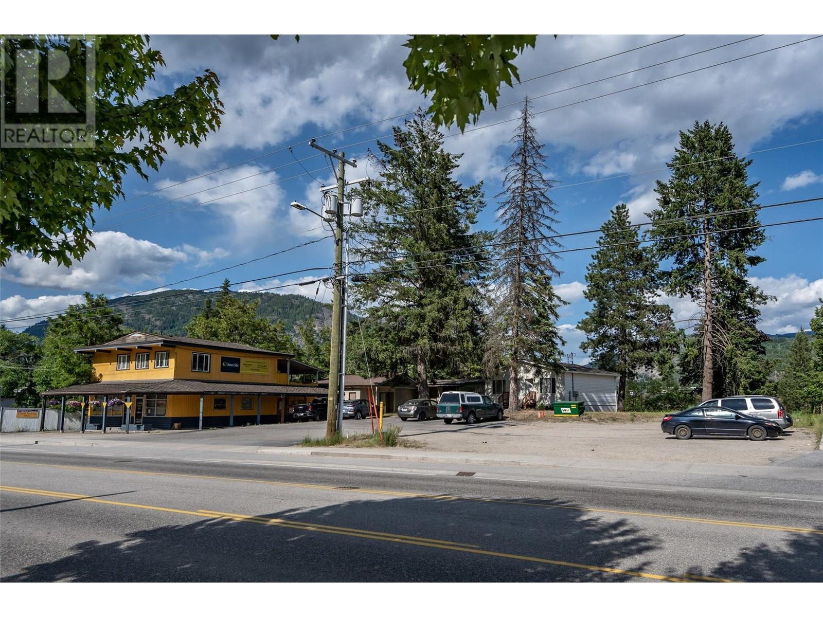  1451 Columbia Avenue, Castlegar