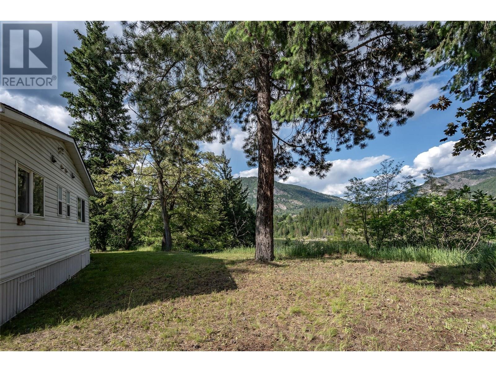  1451 Columbia Avenue, Castlegar