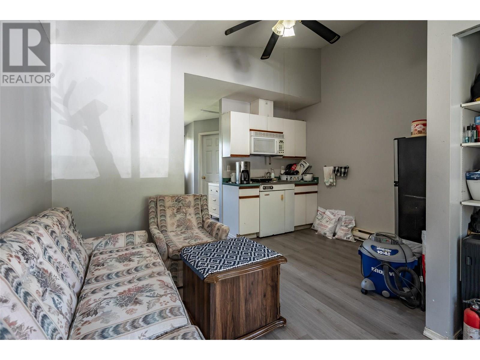  1451 Columbia Avenue, Castlegar