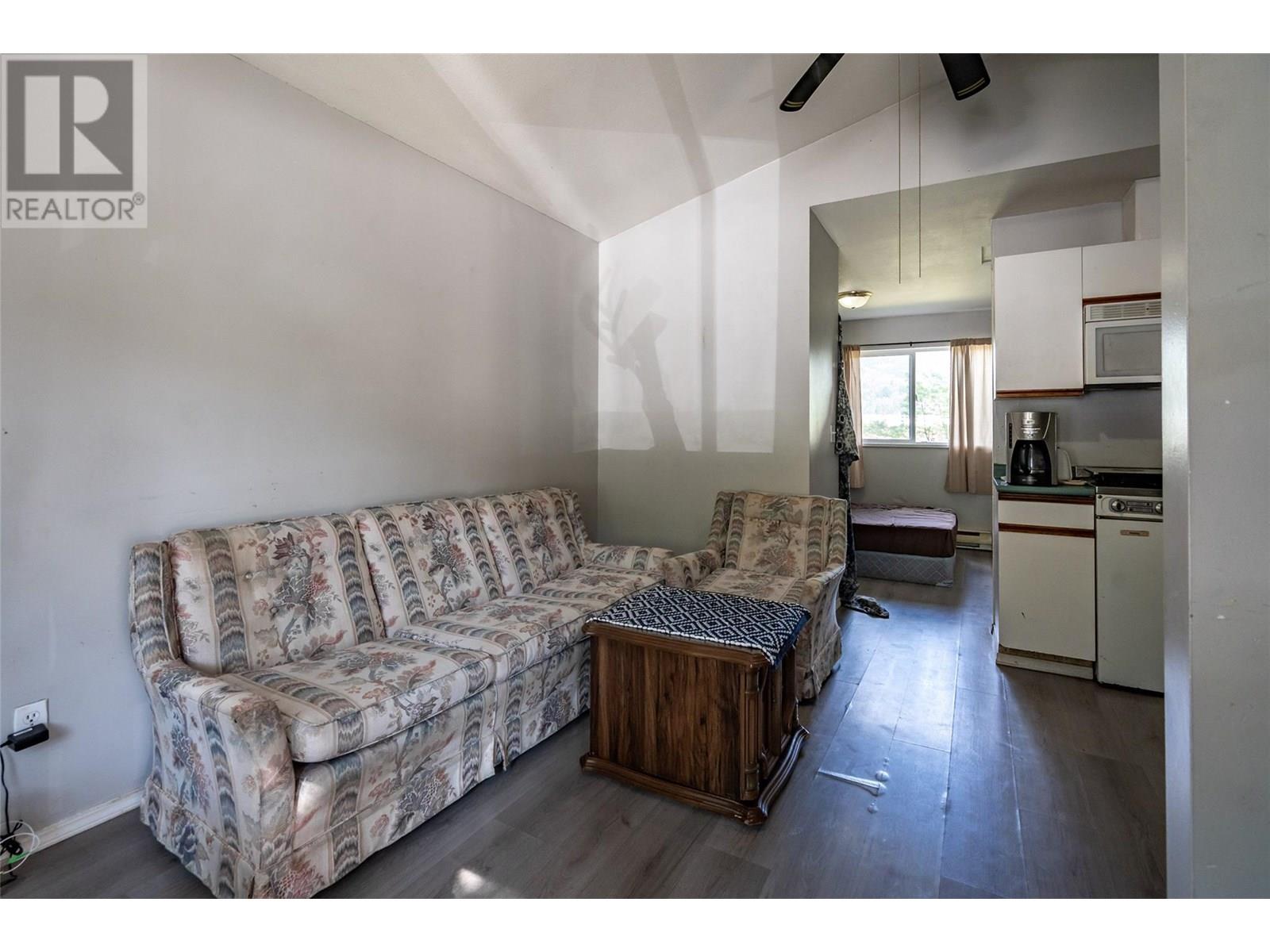  1451 Columbia Avenue, Castlegar