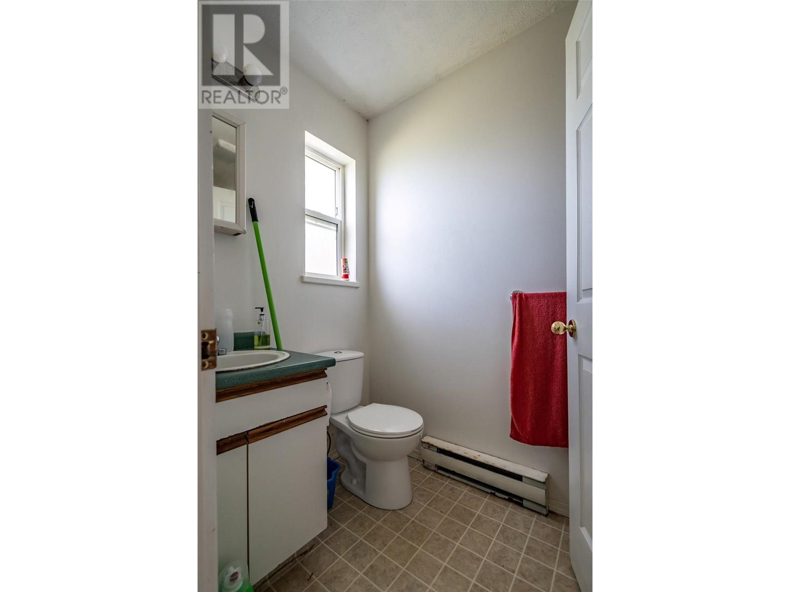  1451 Columbia Avenue, Castlegar