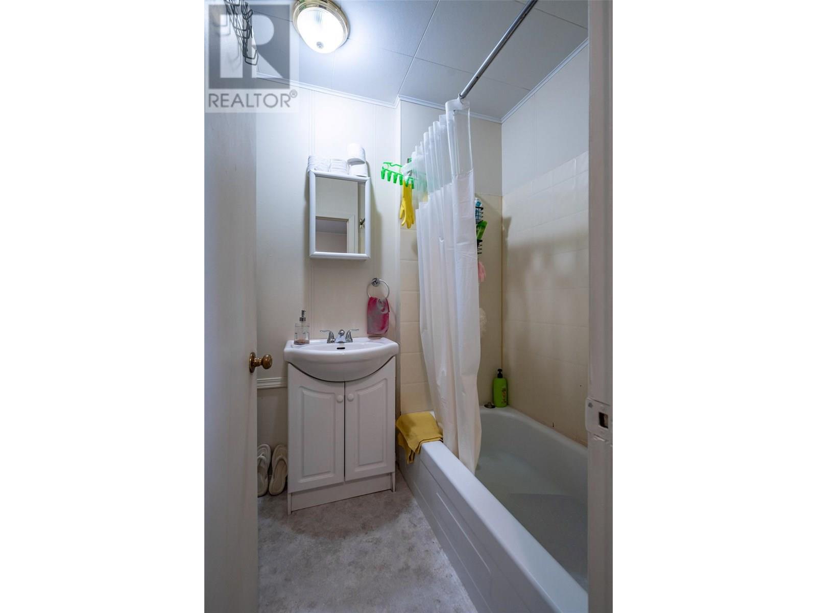  1451 Columbia Avenue, Castlegar