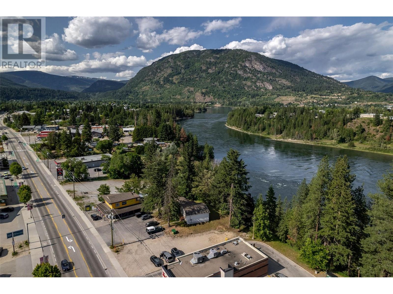  1451 Columbia Avenue, Castlegar