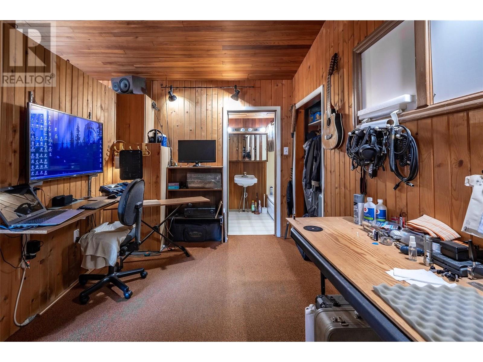  1451 Columbia Avenue, Castlegar