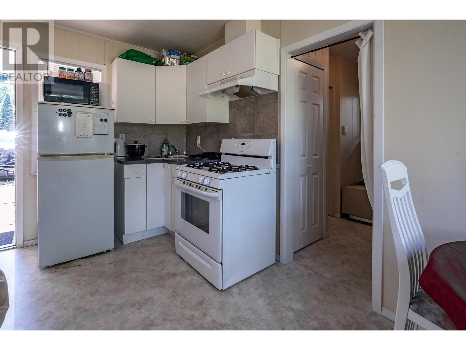  1451 Columbia Avenue, Castlegar