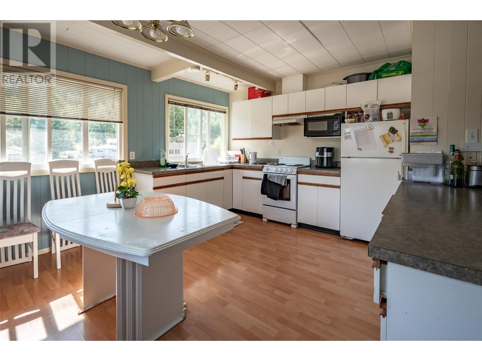  1451 Columbia Avenue, Castlegar