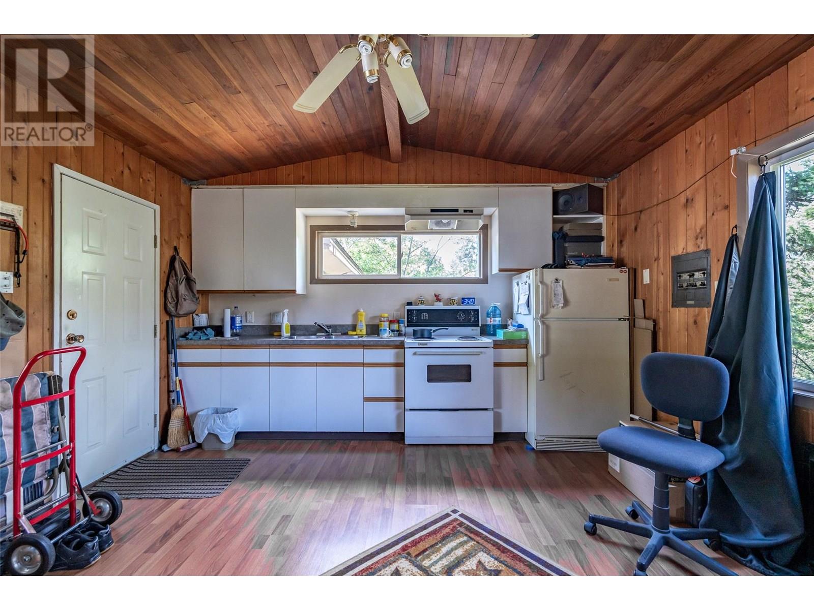  1451 Columbia Avenue, Castlegar
