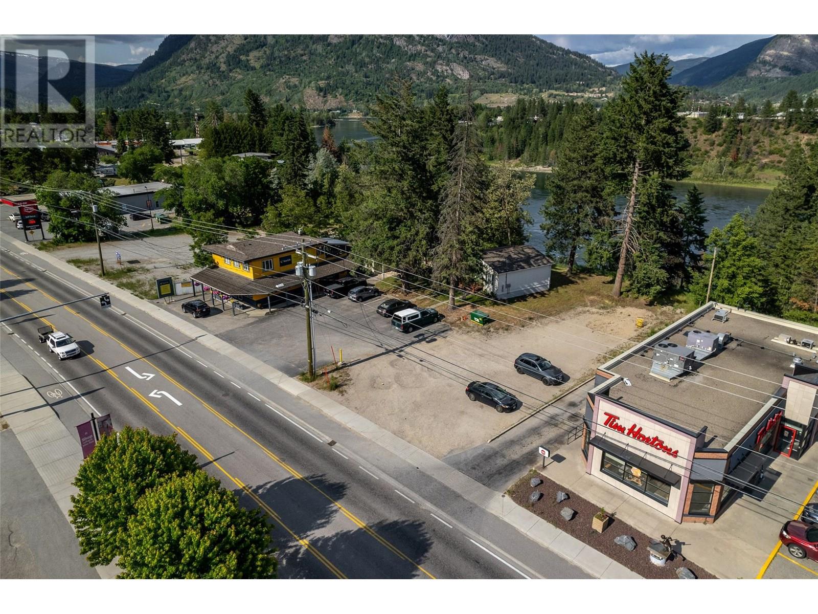  1451 Columbia Avenue, Castlegar