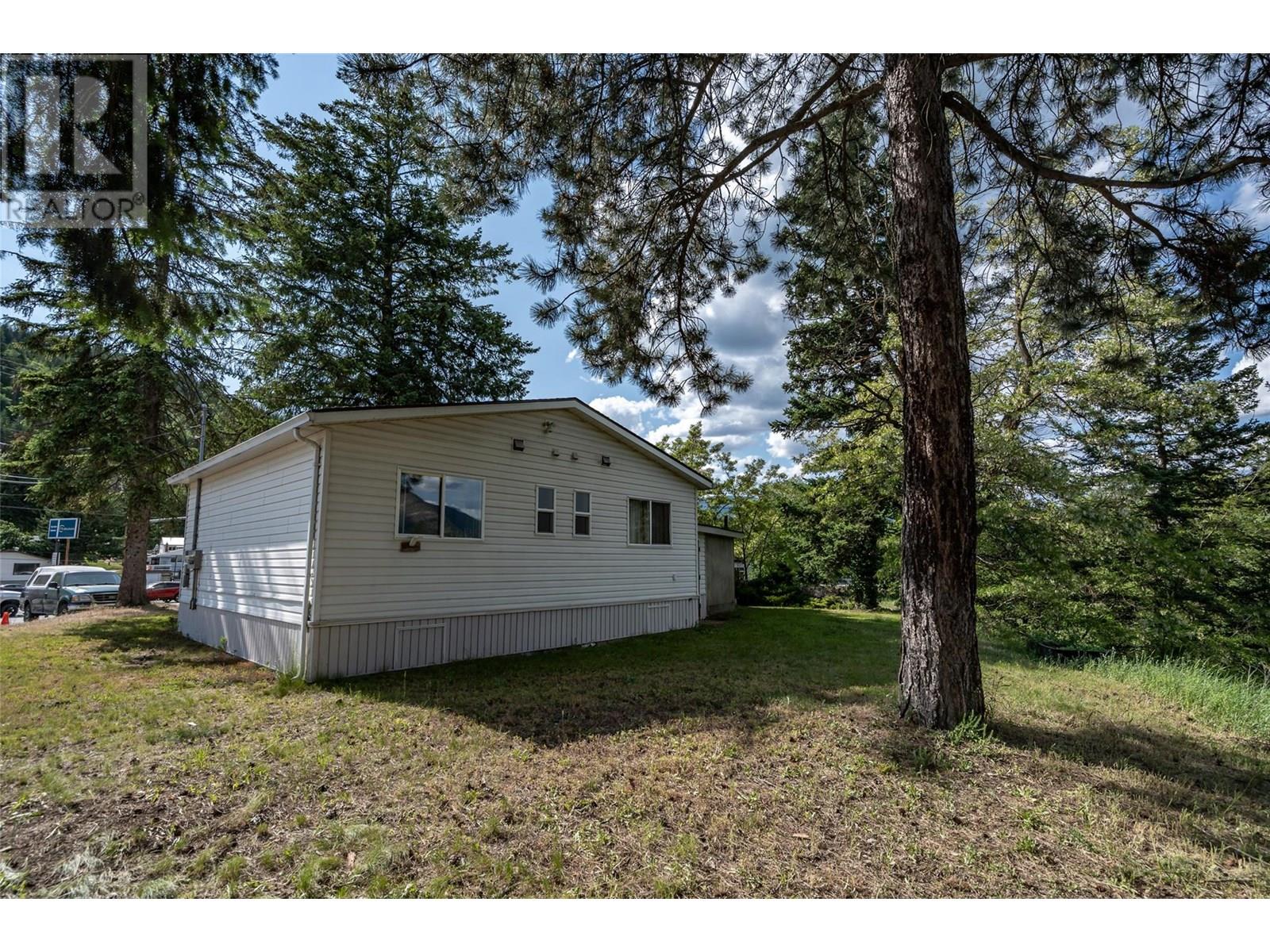  1451 Columbia Avenue, Castlegar
