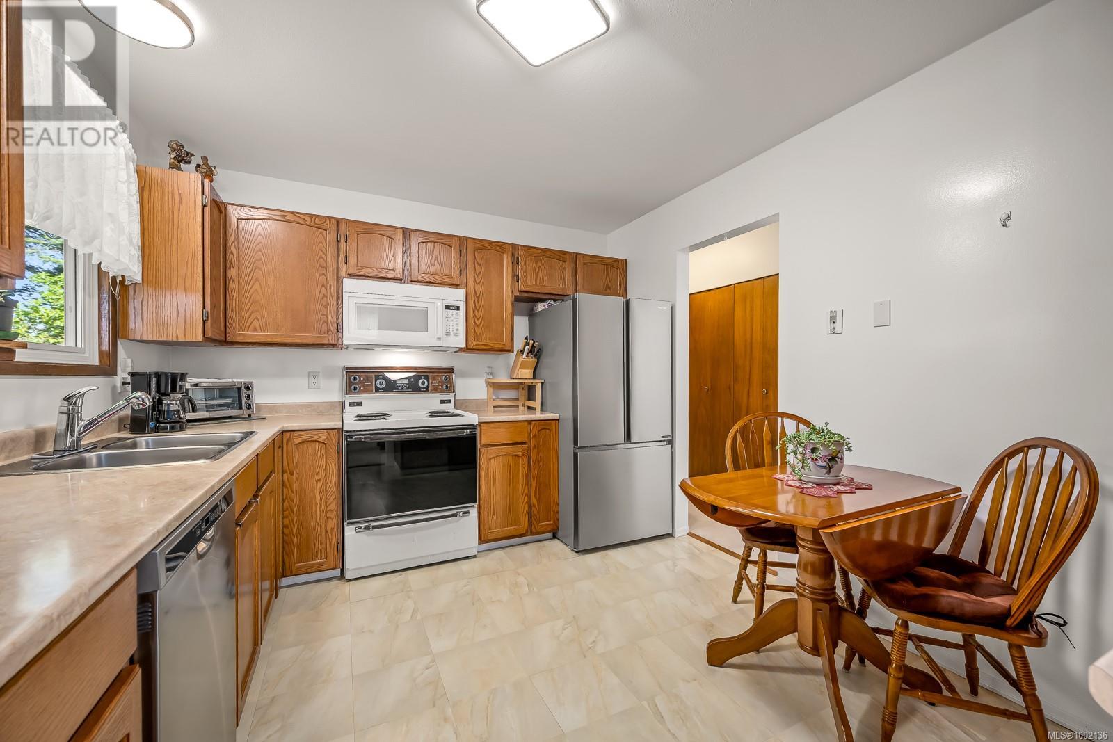 Photo 19 of 995 Mantle Dr, Courtenay BC