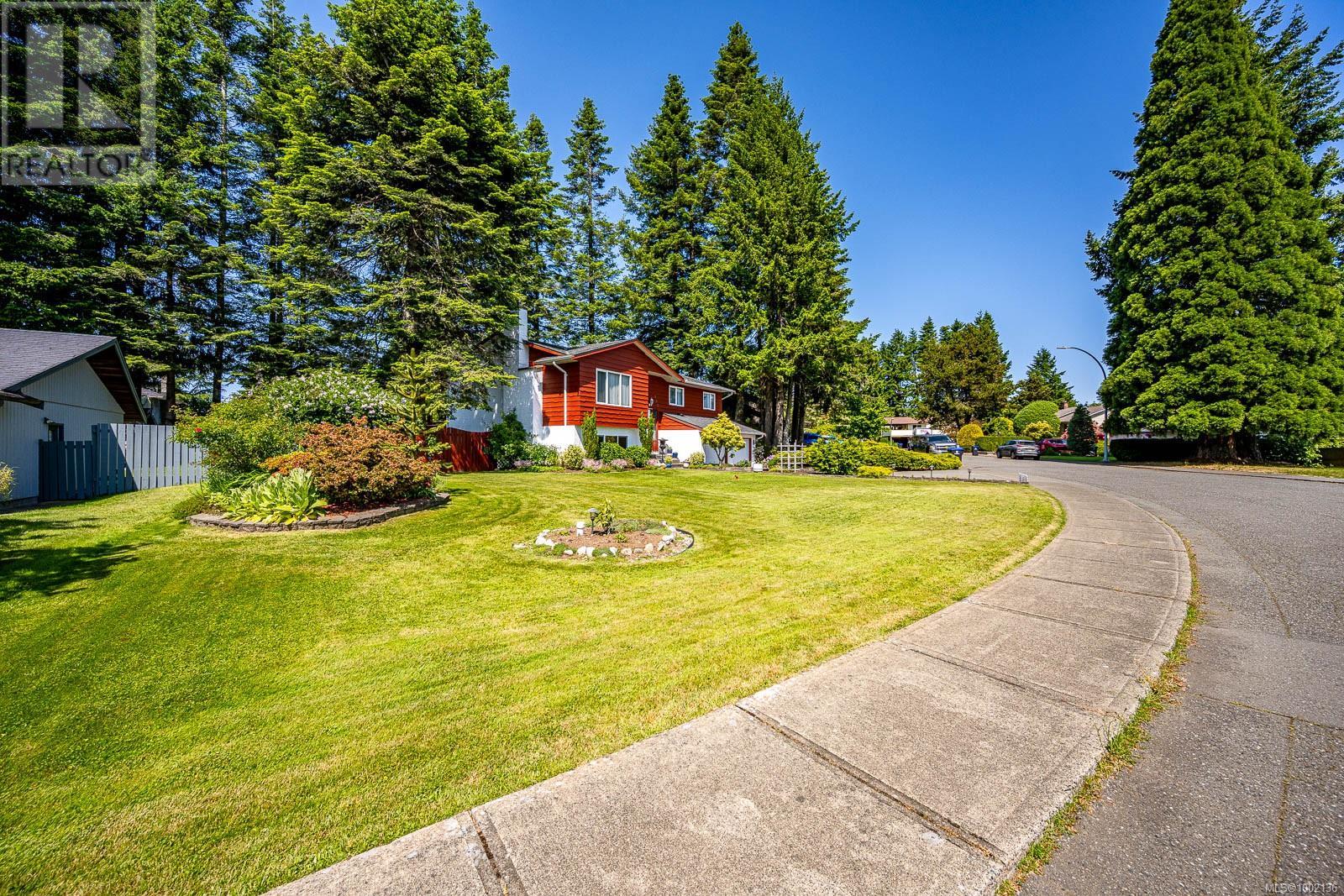 Photo 11 of 995 Mantle Dr, Courtenay BC