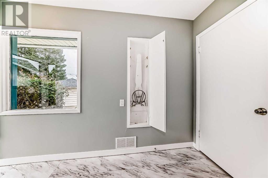 Single Family House Bungalow for Sale in  Glenmount Crescent SW Glendale Calgary 