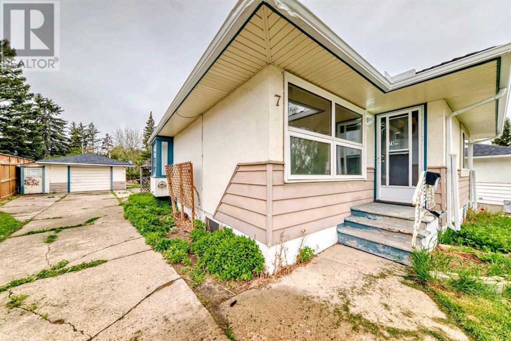 Single Family House Bungalow for Sale in  Glenmount Crescent SW Glendale Calgary 