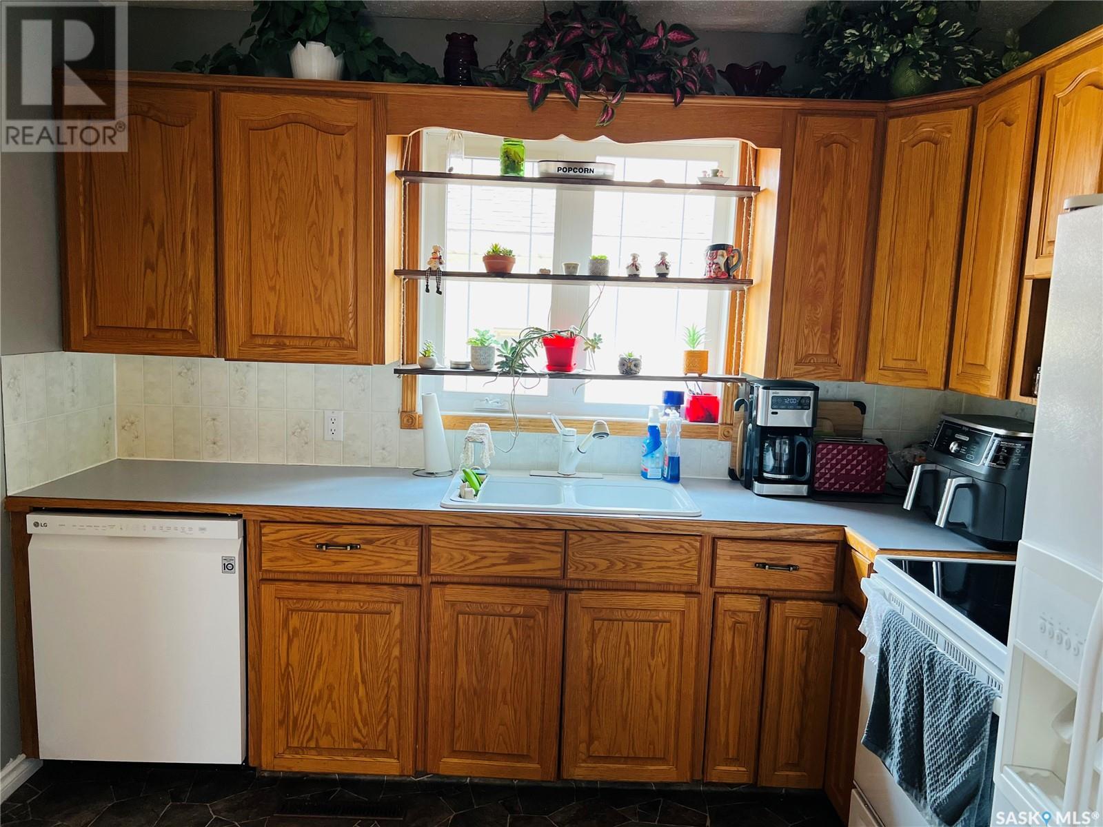 Photo 9 of 284 10th Avenue Nw, Swift Current SK