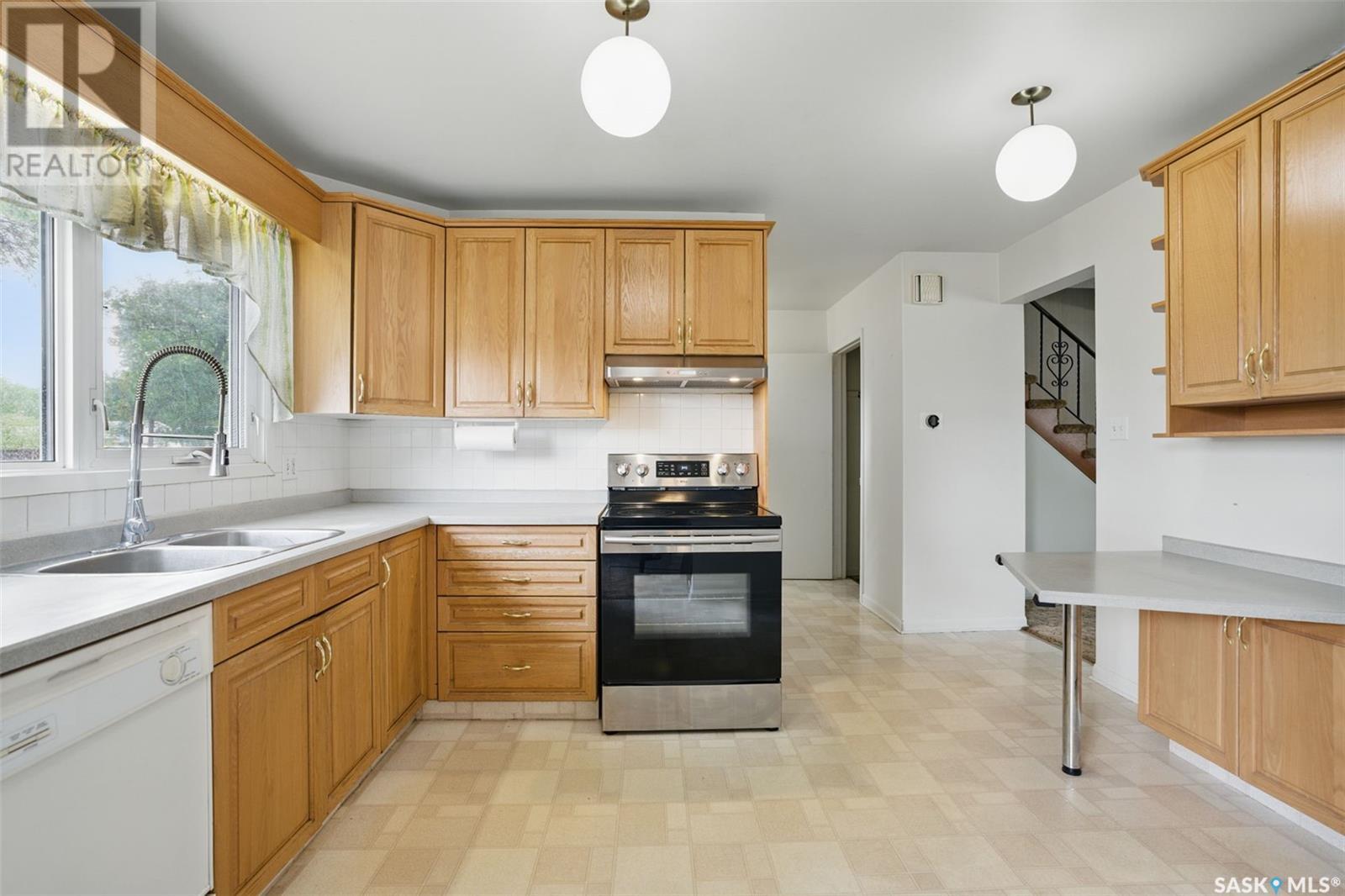Photo 5 of 118 East Drive, Saskatoon SK