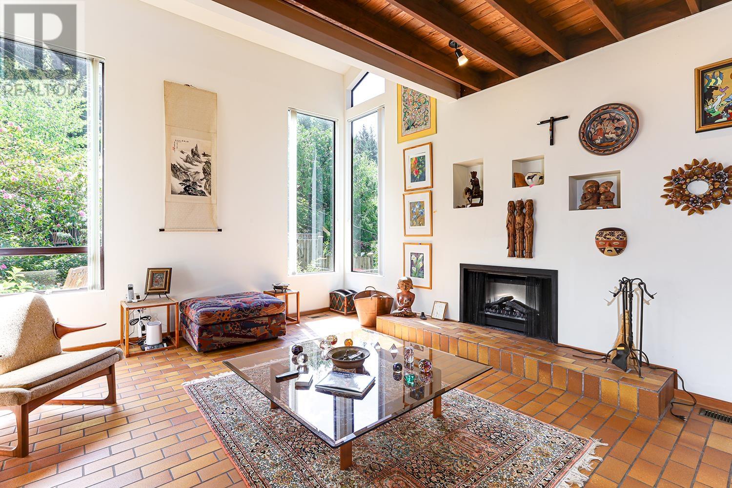 325 OCEANVIEW ROAD, Lions Bay