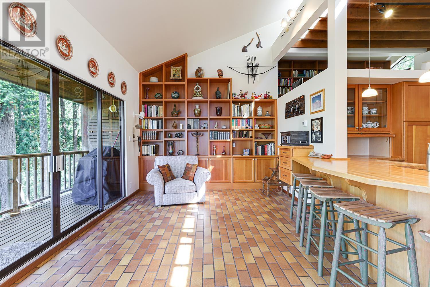 325 OCEANVIEW ROAD, Lions Bay