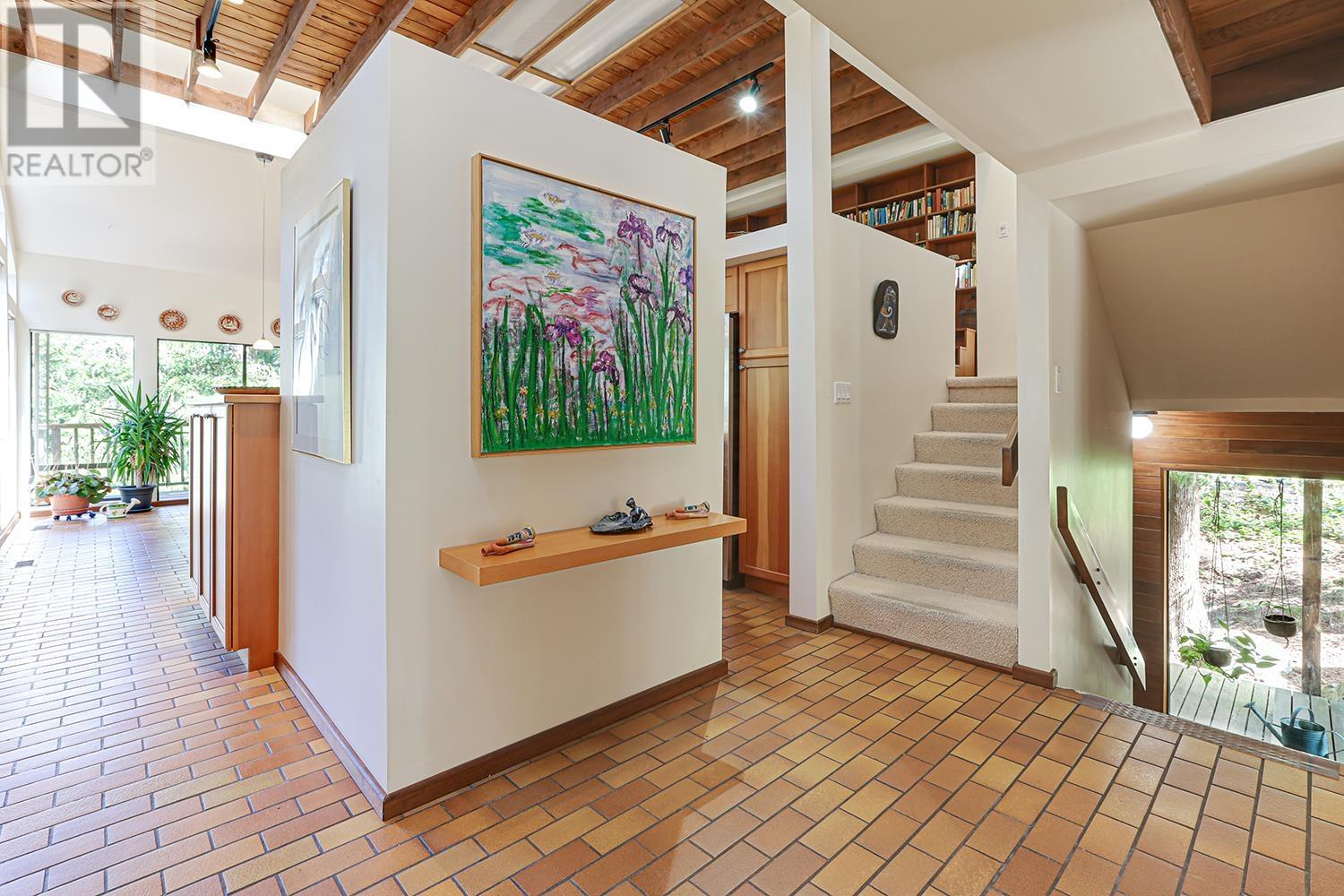 325 OCEANVIEW ROAD, Lions Bay
