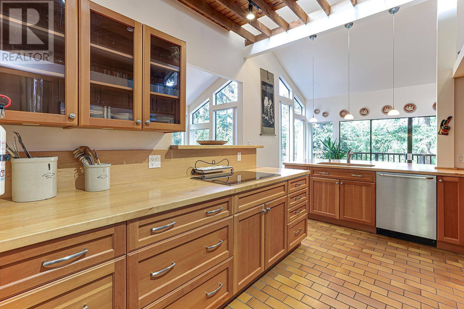 325 OCEANVIEW ROAD, Lions Bay