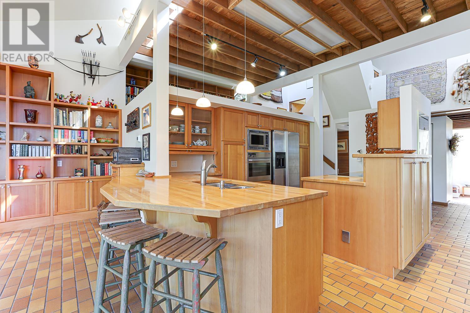 325 OCEANVIEW ROAD, Lions Bay